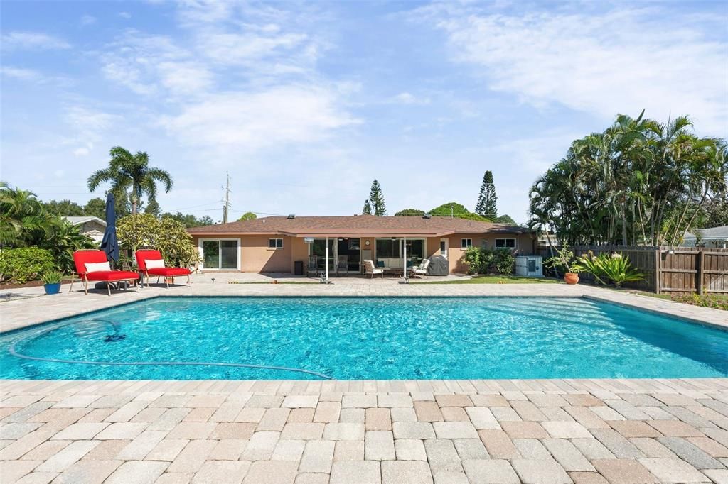 Activo con contrato: $450,000 (3 camas, 2 baños, 1555 Pies cuadrados)