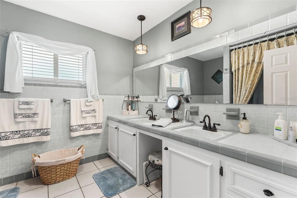 Activo con contrato: $450,000 (3 camas, 2 baños, 1555 Pies cuadrados)