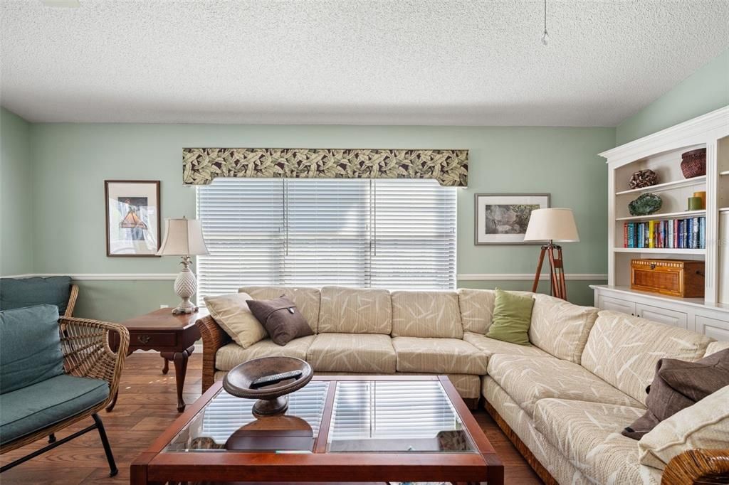 For Sale: $349,900 (2 beds, 2 baths, 2172 Square Feet)