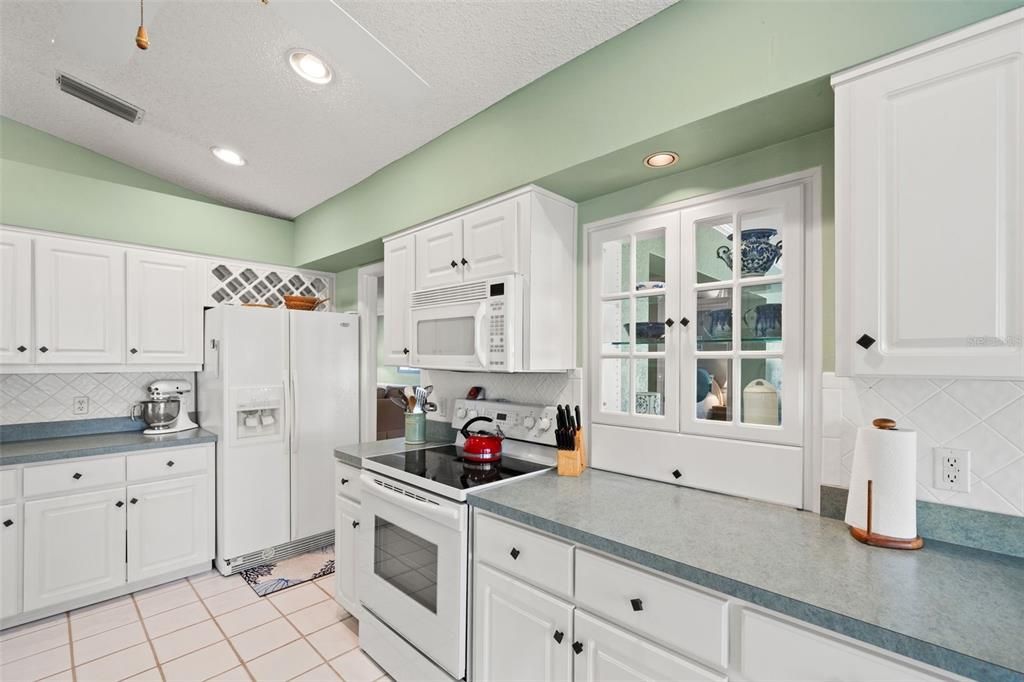 For Sale: $349,900 (2 beds, 2 baths, 2172 Square Feet)