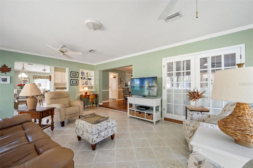 For Sale: $349,900 (2 beds, 2 baths, 2172 Square Feet)