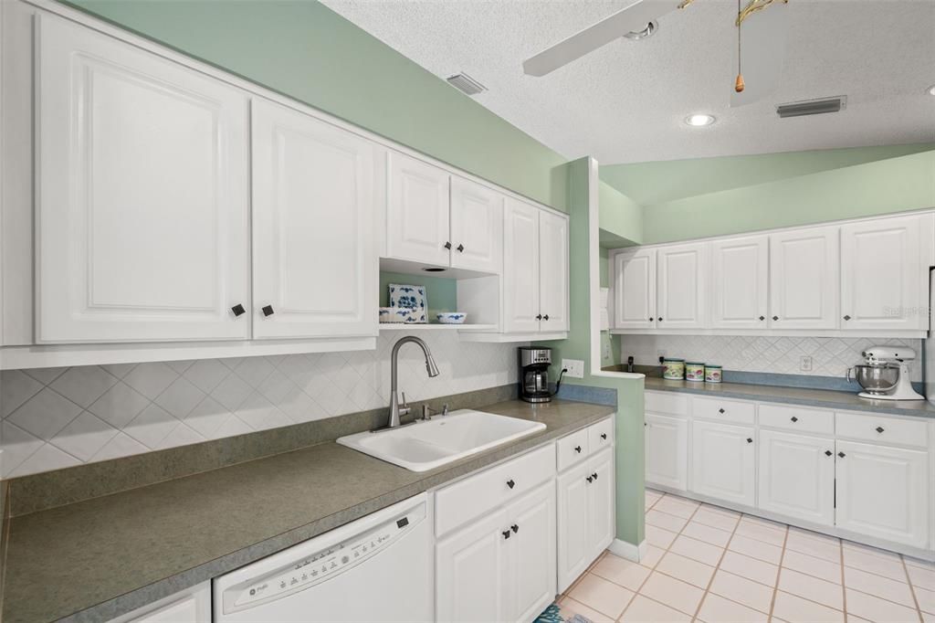 For Sale: $349,900 (2 beds, 2 baths, 2172 Square Feet)