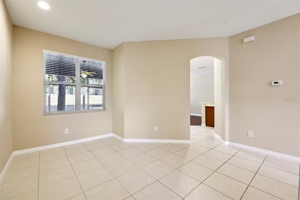 Activo con contrato: $347,500 (3 camas, 2 baños, 1914 Pies cuadrados)