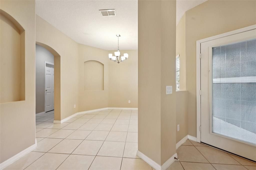 Activo con contrato: $347,500 (3 camas, 2 baños, 1914 Pies cuadrados)