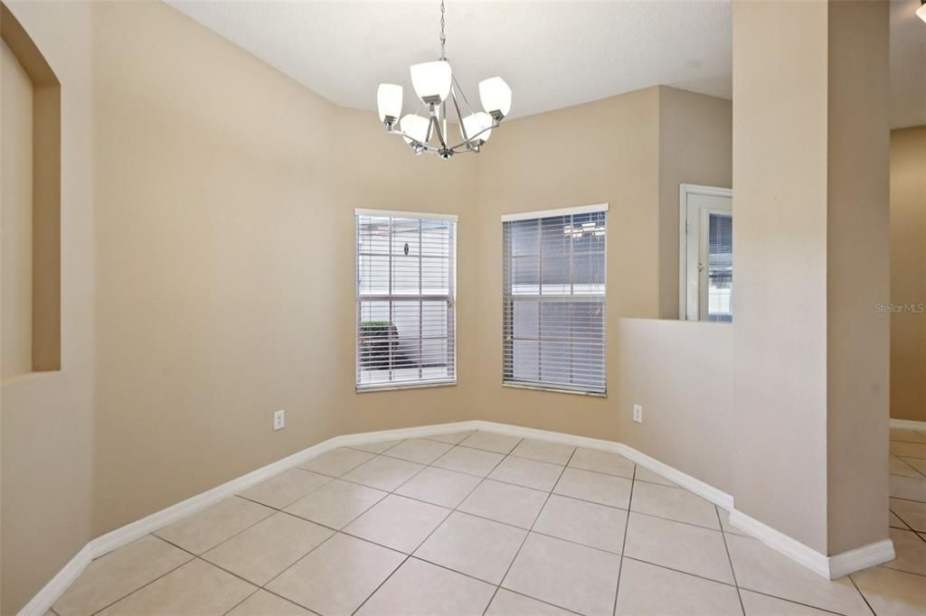 Activo con contrato: $347,500 (3 camas, 2 baños, 1914 Pies cuadrados)