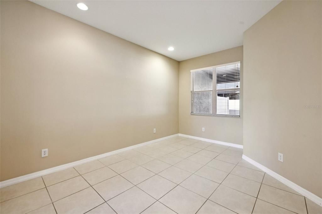 Activo con contrato: $347,500 (3 camas, 2 baños, 1914 Pies cuadrados)