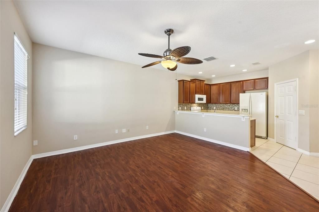 Activo con contrato: $347,500 (3 camas, 2 baños, 1914 Pies cuadrados)