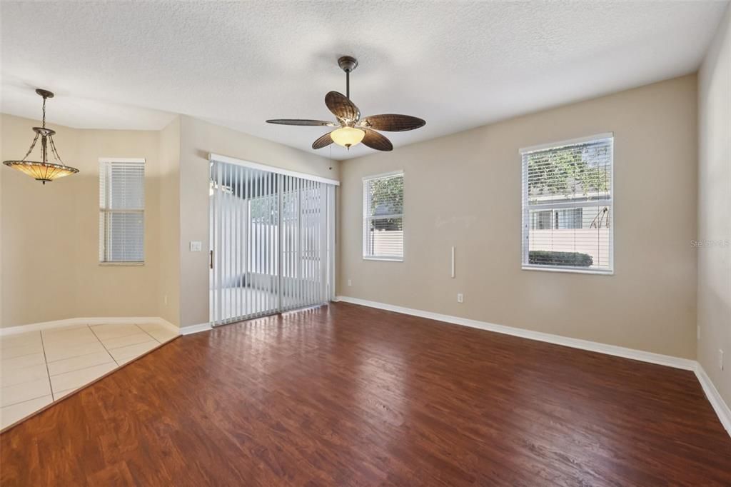 Activo con contrato: $347,500 (3 camas, 2 baños, 1914 Pies cuadrados)