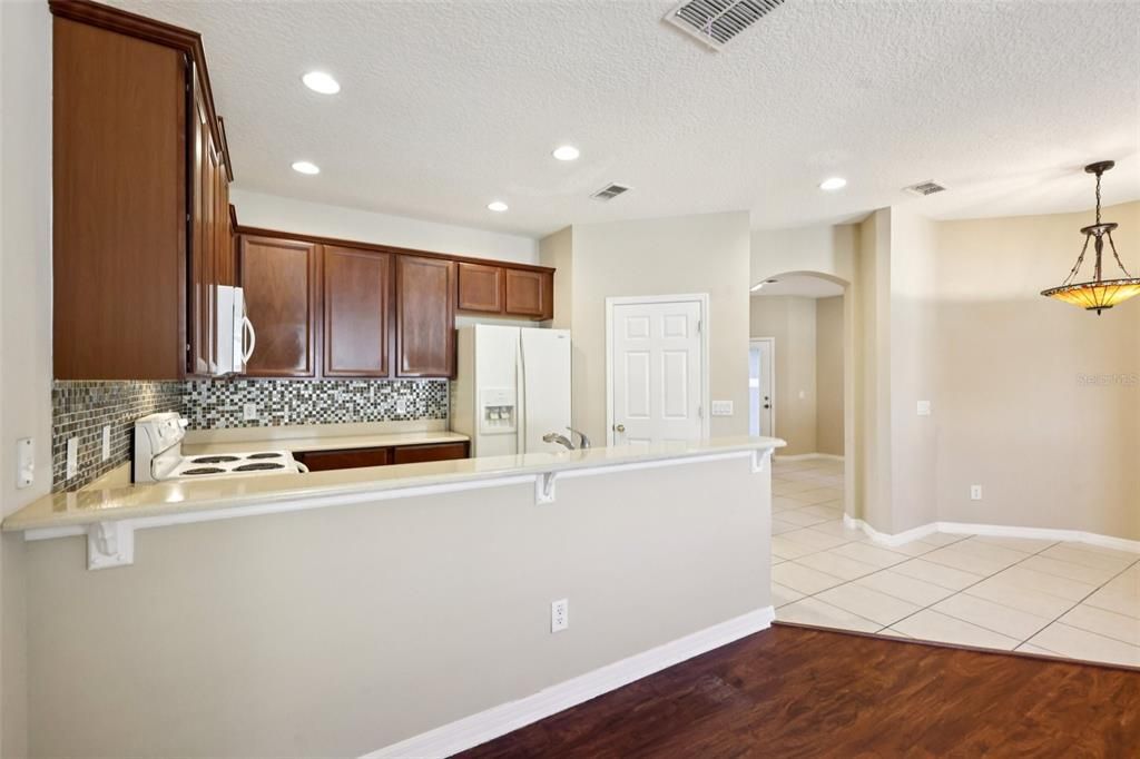 Activo con contrato: $347,500 (3 camas, 2 baños, 1914 Pies cuadrados)