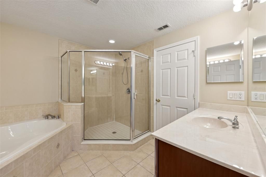 Activo con contrato: $347,500 (3 camas, 2 baños, 1914 Pies cuadrados)