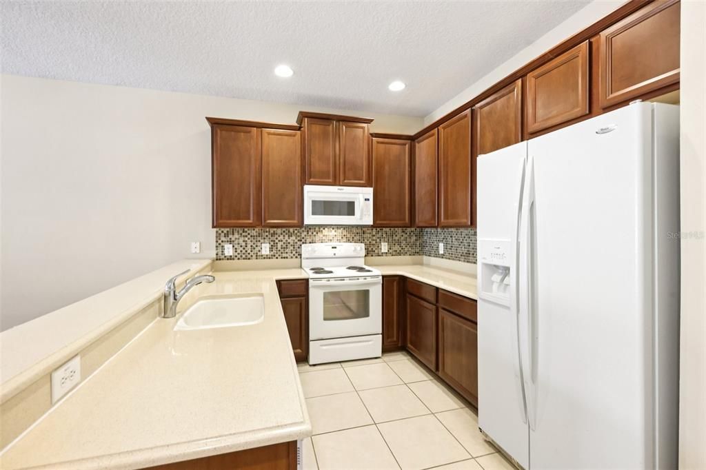 Activo con contrato: $347,500 (3 camas, 2 baños, 1914 Pies cuadrados)