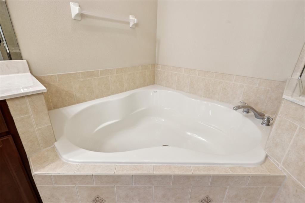 Activo con contrato: $347,500 (3 camas, 2 baños, 1914 Pies cuadrados)