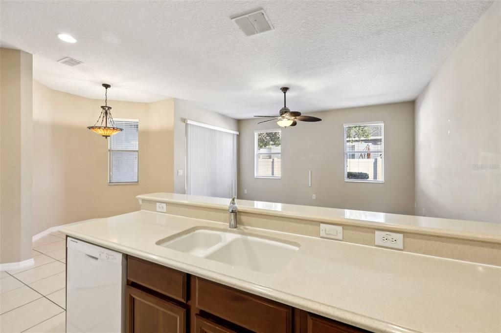 Activo con contrato: $347,500 (3 camas, 2 baños, 1914 Pies cuadrados)