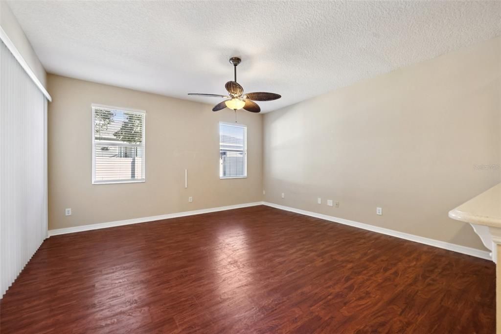 Activo con contrato: $347,500 (3 camas, 2 baños, 1914 Pies cuadrados)