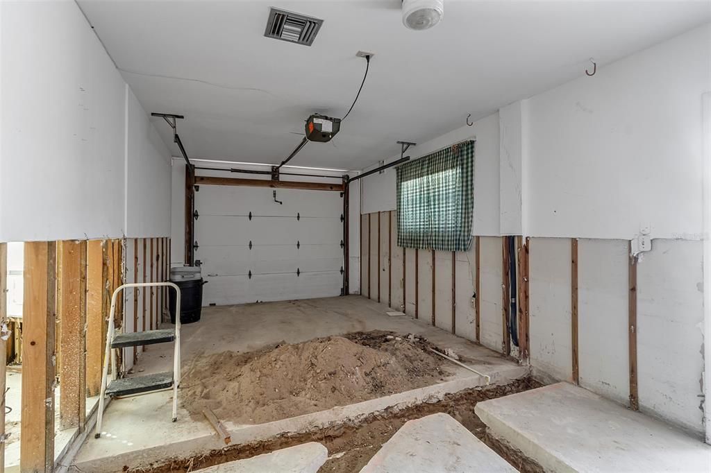 For Sale: $950,000 (3 beds, 2 baths, 1464 Square Feet)