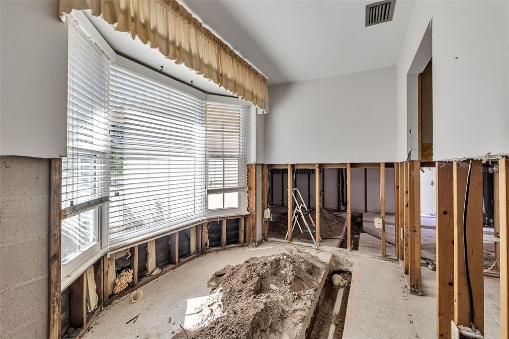 For Sale: $950,000 (3 beds, 2 baths, 1464 Square Feet)