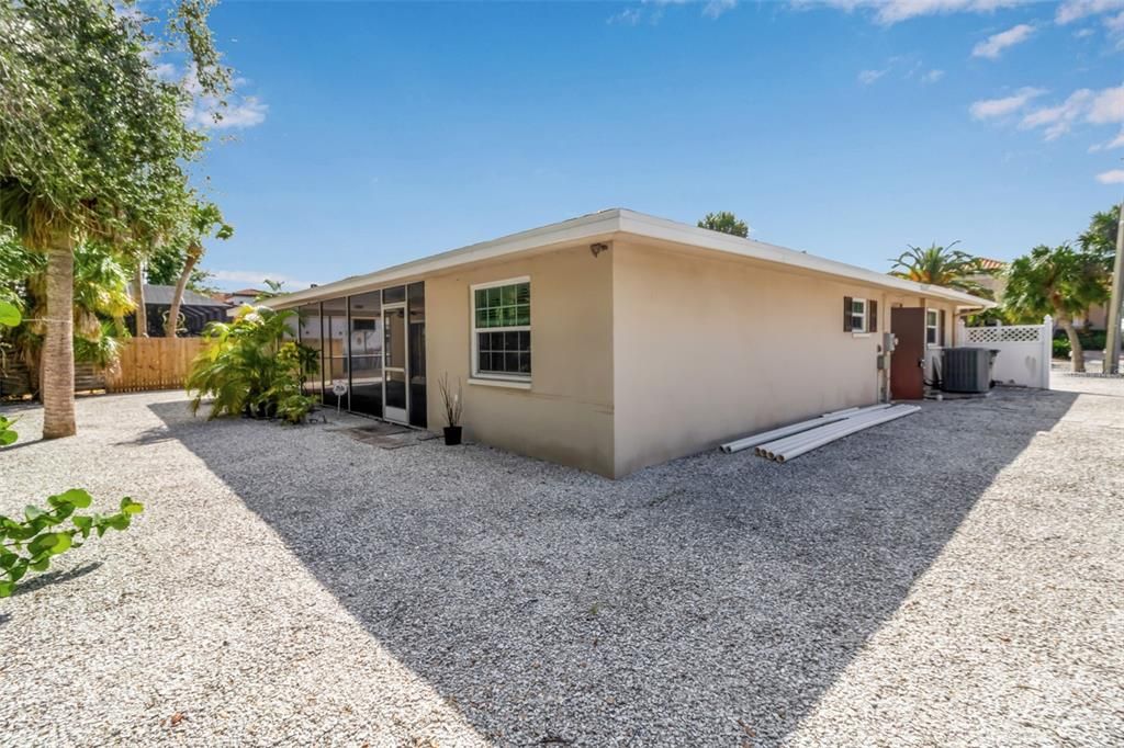 For Sale: $950,000 (3 beds, 2 baths, 1464 Square Feet)