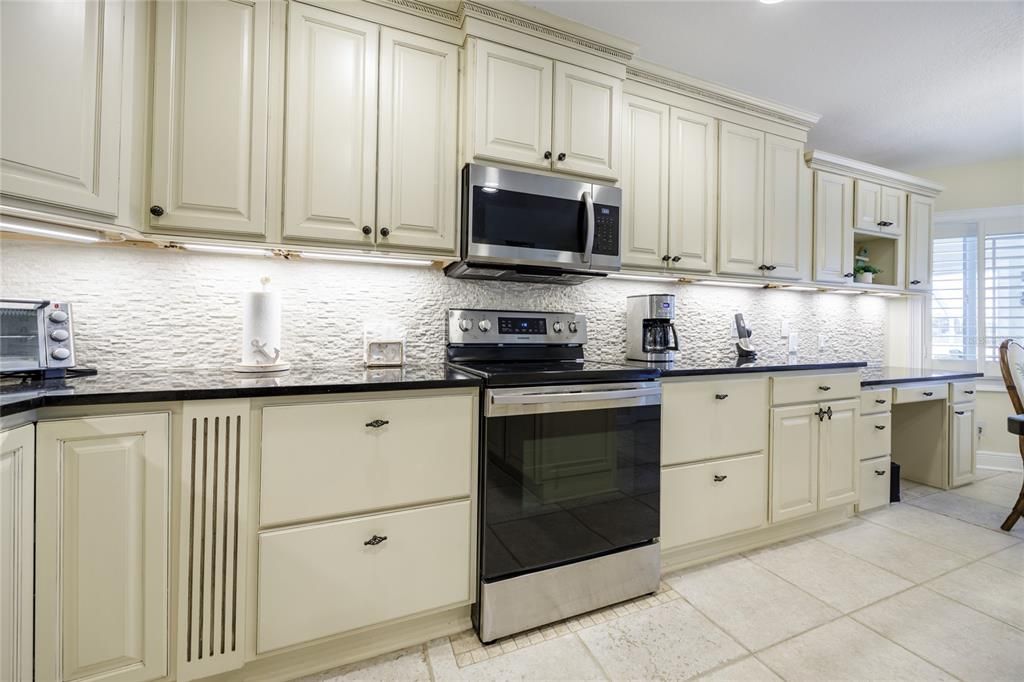 Под контрактом: $869,000 (4 спален, 3 ванн, 2731 Квадратных фут)