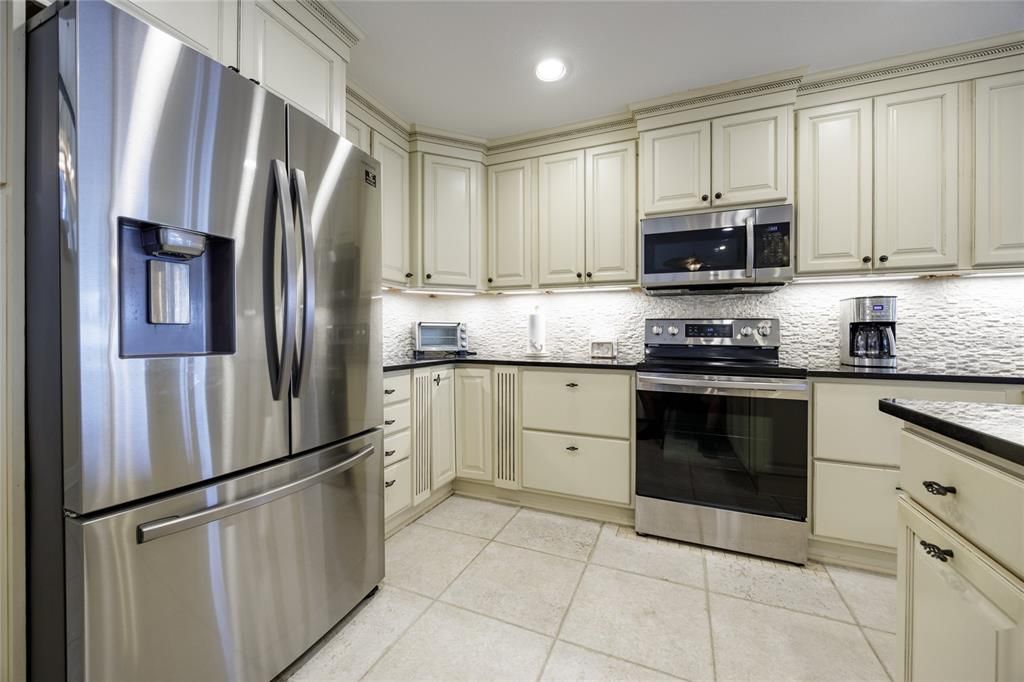 Под контрактом: $869,000 (4 спален, 3 ванн, 2731 Квадратных фут)