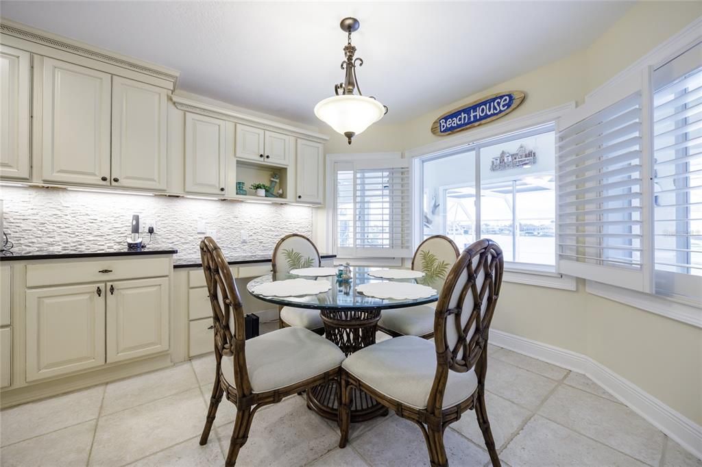 Под контрактом: $869,000 (4 спален, 3 ванн, 2731 Квадратных фут)