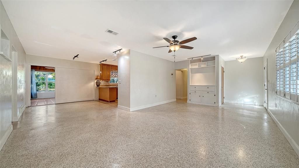 Activo con contrato: $407,000 (3 camas, 3 baños, 1586 Pies cuadrados)