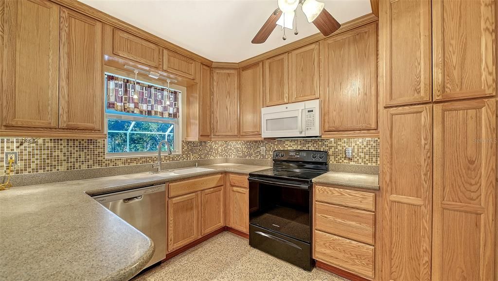 Activo con contrato: $407,000 (3 camas, 3 baños, 1586 Pies cuadrados)