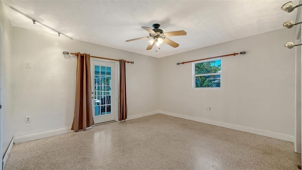 Activo con contrato: $407,000 (3 camas, 3 baños, 1586 Pies cuadrados)