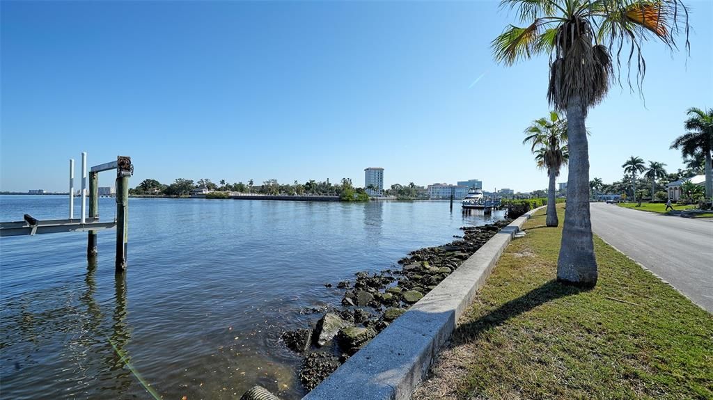 Activo con contrato: $407,000 (3 camas, 3 baños, 1586 Pies cuadrados)