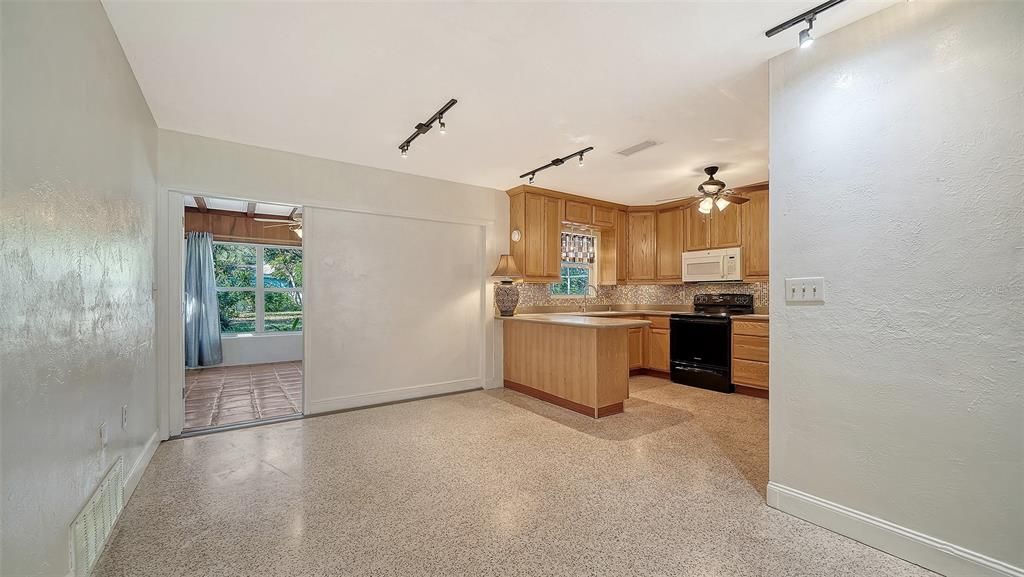 Activo con contrato: $407,000 (3 camas, 3 baños, 1586 Pies cuadrados)