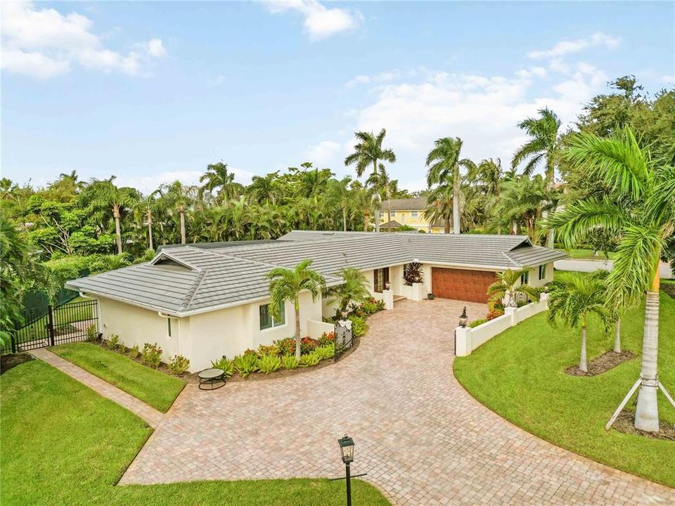 For Sale: $2,599,000 (3 beds, 3 baths, 2539 Square Feet)