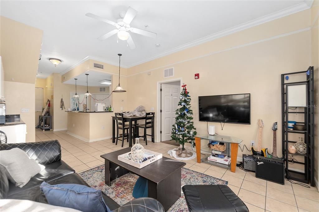 En Venta: $385,000 (2 camas, 3 baños, 1248 Pies cuadrados)