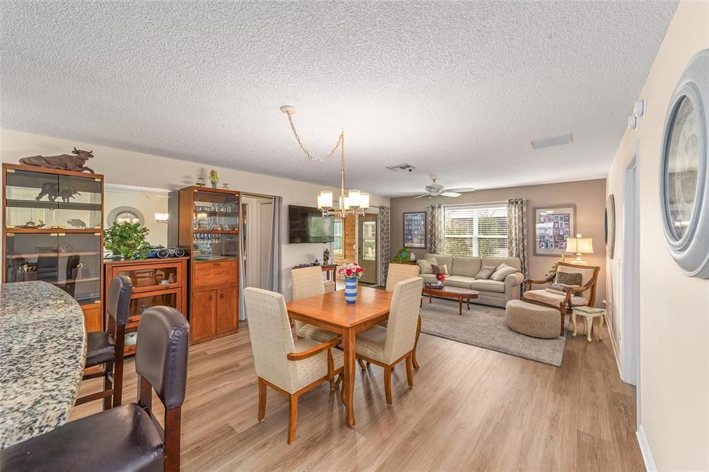 Activo con contrato: $299,999 (3 camas, 2 baños, 1240 Pies cuadrados)