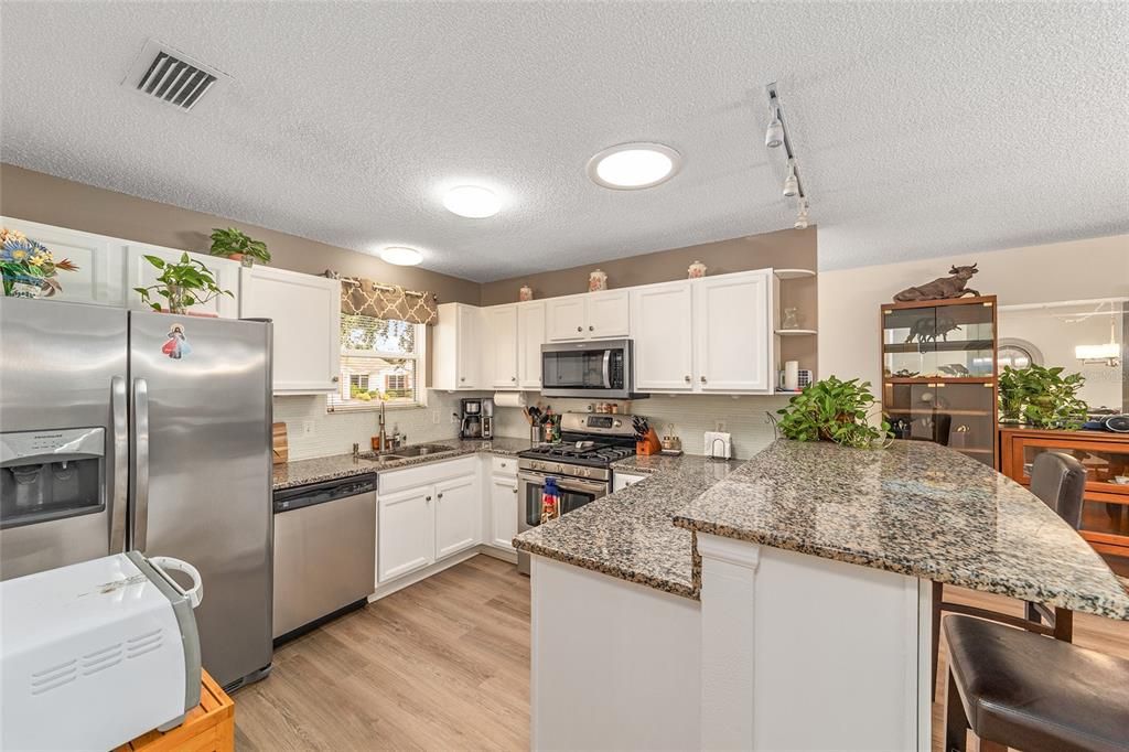 Activo con contrato: $299,999 (3 camas, 2 baños, 1240 Pies cuadrados)