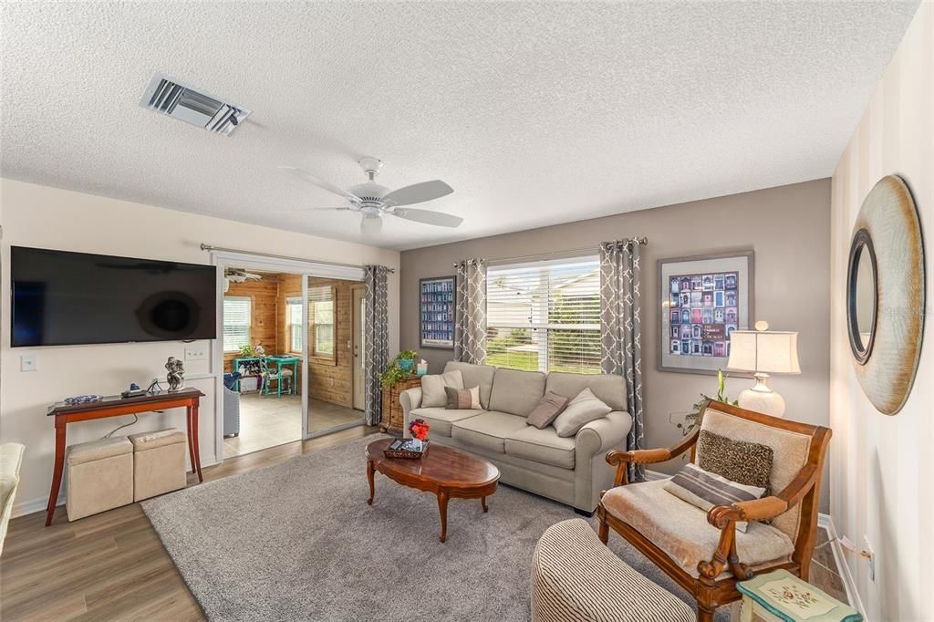 Activo con contrato: $299,999 (3 camas, 2 baños, 1240 Pies cuadrados)