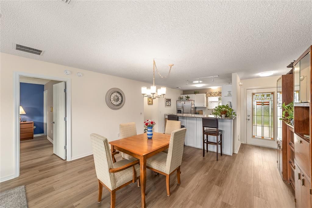 Activo con contrato: $299,999 (3 camas, 2 baños, 1240 Pies cuadrados)