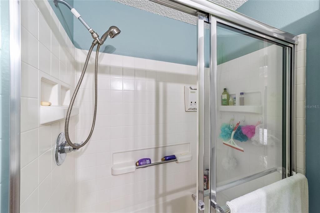 Activo con contrato: $299,999 (3 camas, 2 baños, 1240 Pies cuadrados)