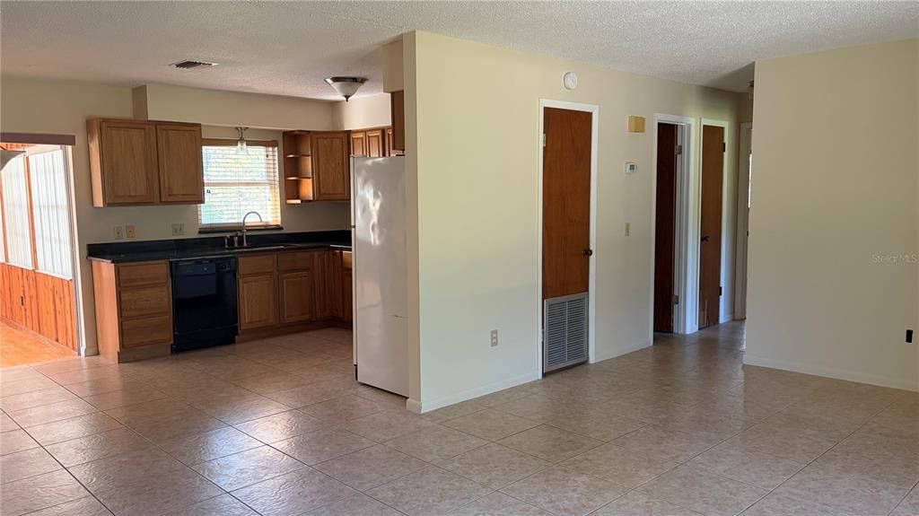 For Sale: $274,000 (3 beds, 2 baths, 1300 Square Feet)