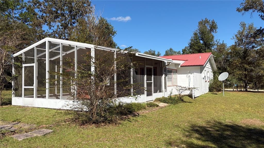 For Sale: $274,000 (3 beds, 2 baths, 1300 Square Feet)