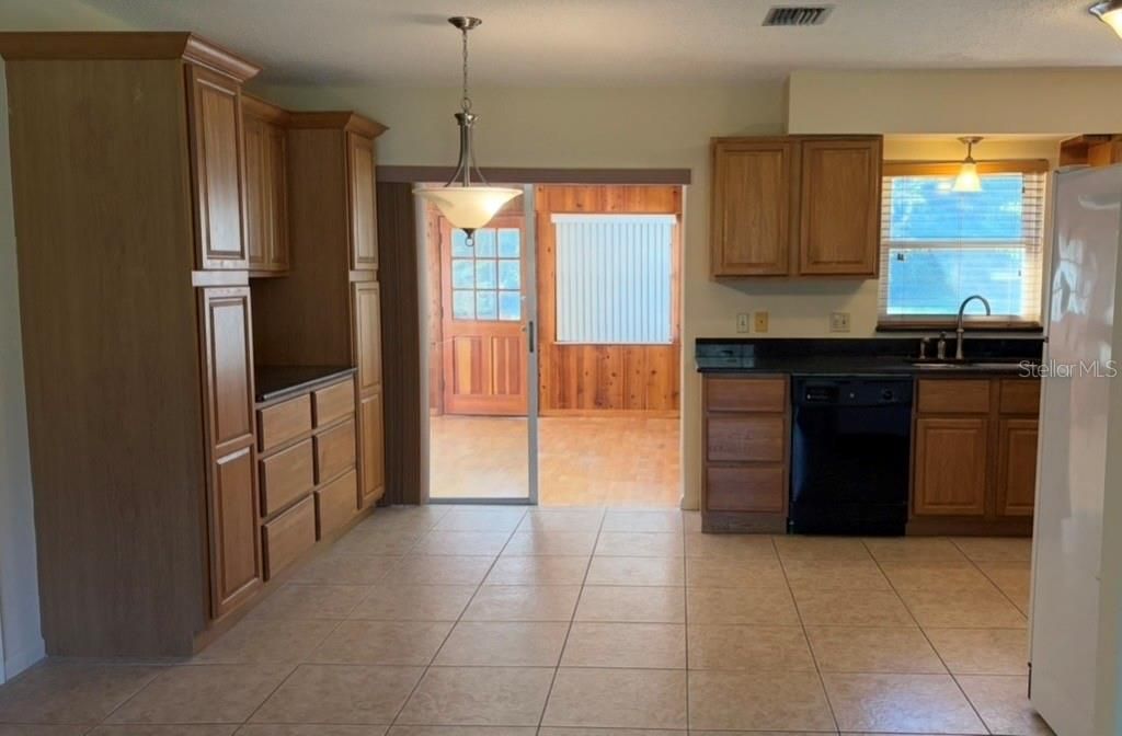 For Sale: $274,000 (3 beds, 2 baths, 1300 Square Feet)