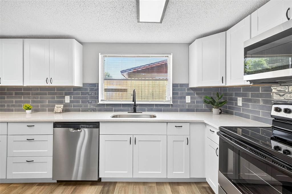 合同活跃: $279,900 (3 贝兹, 2 浴室, 1454 平方英尺)