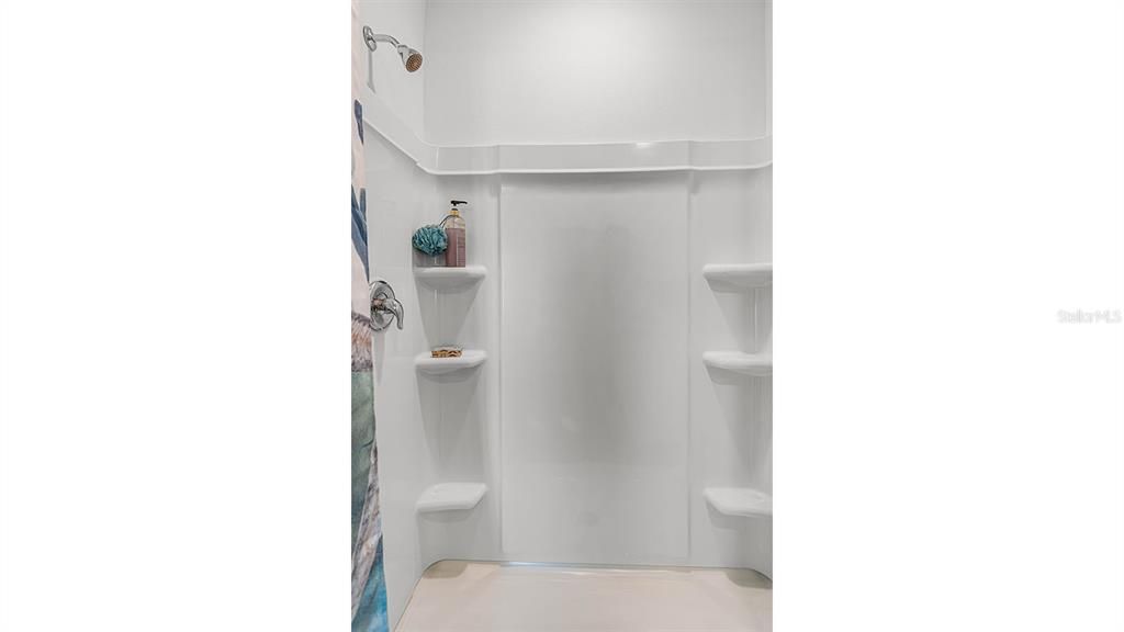 合同活跃: $358,490 (4 贝兹, 2 浴室, 1828 平方英尺)