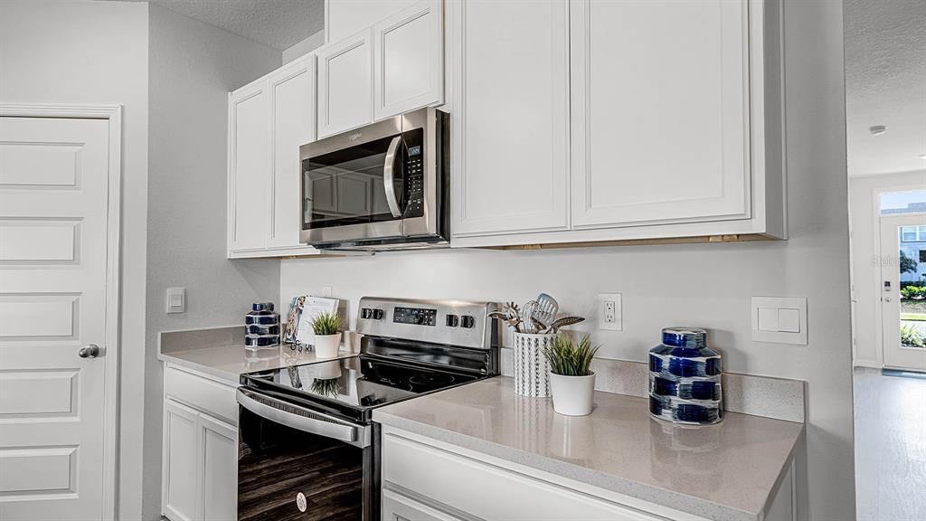 合同活跃: $358,490 (4 贝兹, 2 浴室, 1828 平方英尺)