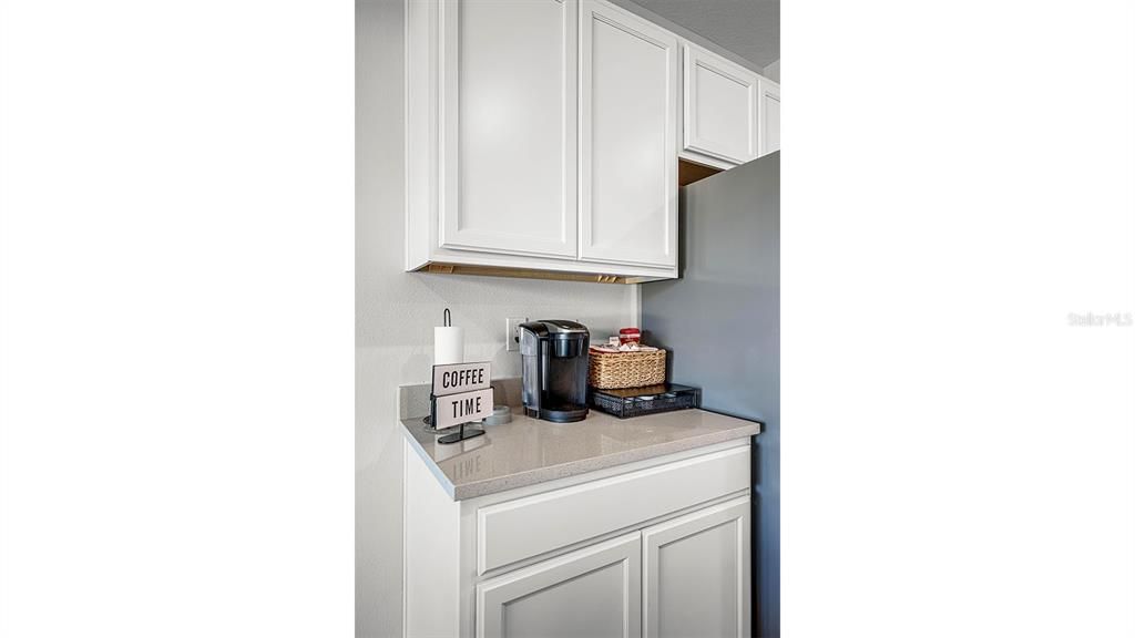 合同活跃: $358,490 (4 贝兹, 2 浴室, 1828 平方英尺)