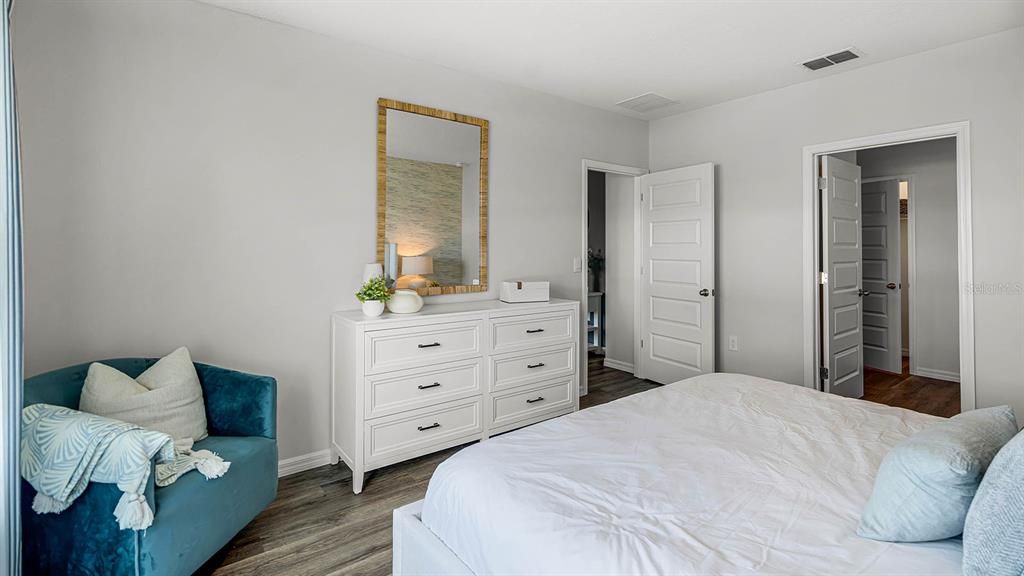 合同活跃: $358,490 (4 贝兹, 2 浴室, 1828 平方英尺)