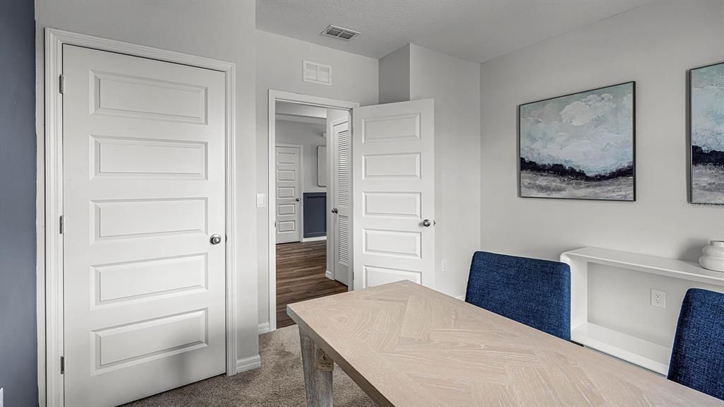 合同活跃: $358,490 (4 贝兹, 2 浴室, 1828 平方英尺)