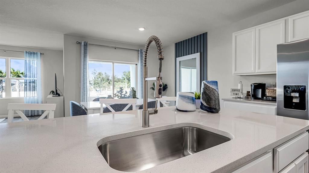 合同活跃: $358,490 (4 贝兹, 2 浴室, 1828 平方英尺)