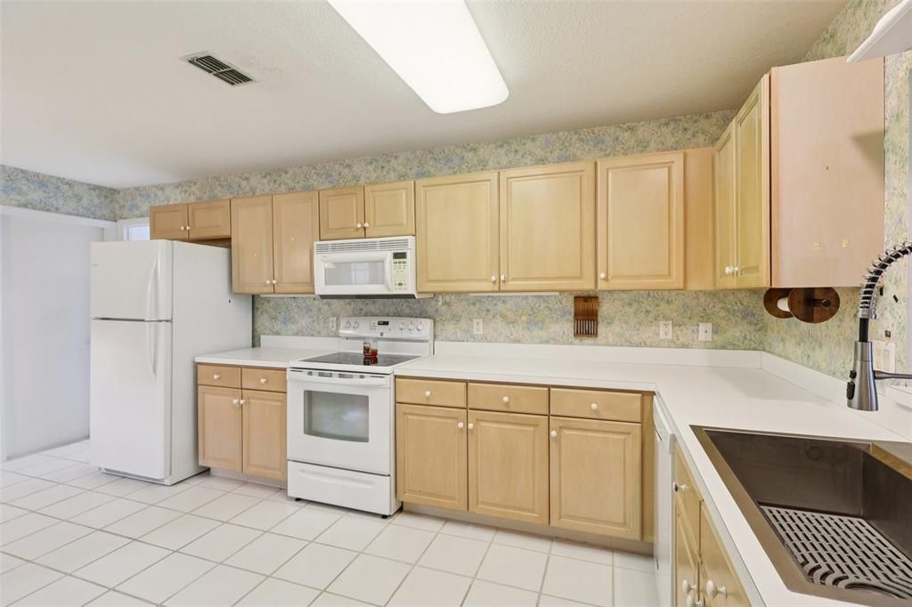 Active With Contract: $299,900 (3 beds, 2 baths, 1562 Square Feet)