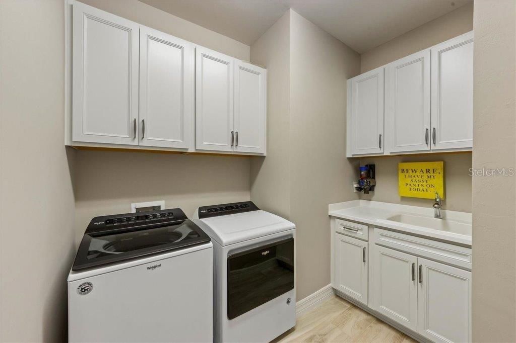 En Venta: $630,000 (4 camas, 2 baños, 1997 Pies cuadrados)