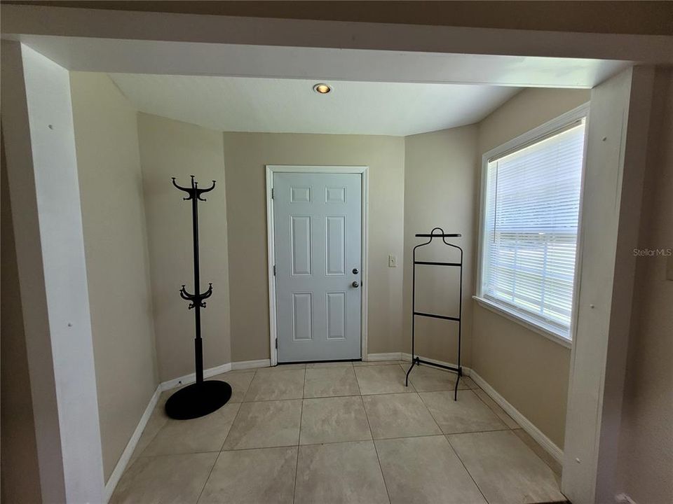 For Rent: $2,000 (3 beds, 1 baths, 1520 Square Feet)