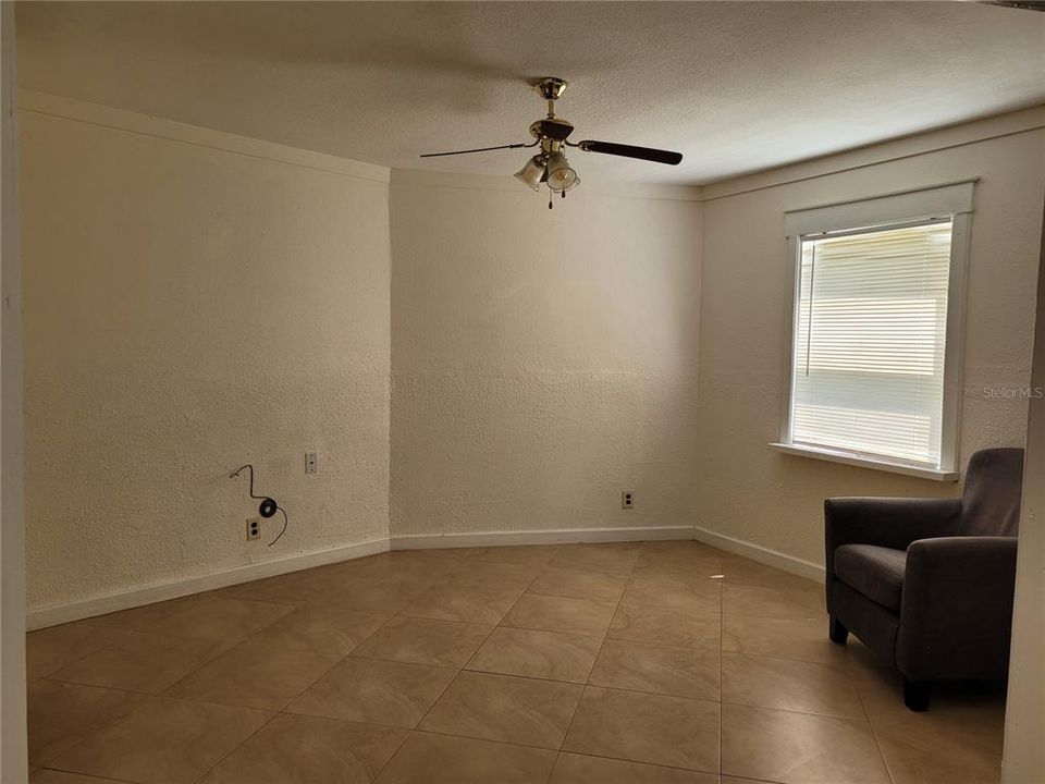 For Rent: $2,000 (3 beds, 1 baths, 1520 Square Feet)